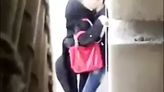 سكس شرجي بدون واقي في العلن: شاب عربي يدفع في طيز ضيقة