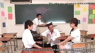 المعلمات والمراهقات يتبادلن الشركاء في حفلة جنس مدرسية