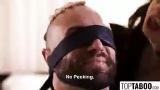 ضعف الحمولة: عاهرتان تخدمون قضيباً نابضاً