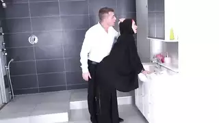 خادمة سعودية محجبة في فيلم بورنو صريح مع مدير أجنبي