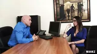 مراهق يمارس الجنس مع صديقة والدته المعلمة في درس شهواني