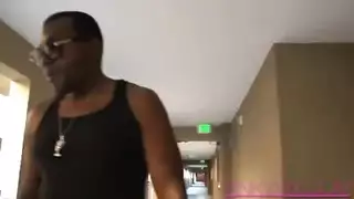 نجم بورنو محترف بقضيب عملاق يضاجع مؤخرة سمراء منحنية