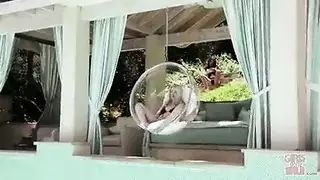 ساندرا الشقراء ذات الصدر الكبير تأخذ قضيبًا اصطناعيًا قاسيًا