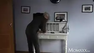 طالبة جامعية وقحة تمارس الجنس المزدوج في جناح المعلم فخ جليسة الأطفال ينتهي بجنس قاسي