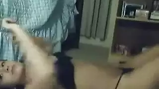 عاهرة سعيدة مدمنة على الحركات الجنسية المدفوعة