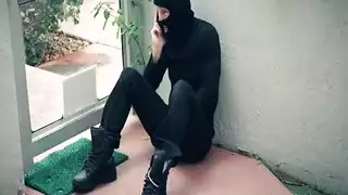 يحك زبه ب الكنبه