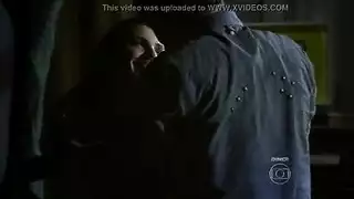 مشهد إباحي: سمراء ذات ثديين كبيرين بجوارب مخططة تُمارس الجنس