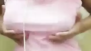 آسيوي منحرف يتبول على دمية جنسية واقعية