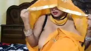 مفلسة في ملابس داخلية مثيرة: عملية حلق عميق مع قضيب أسود كبير