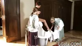 ثلاثي سحاقي إباحي: عرس جنسي قاسي في المطبخ