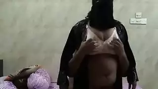 زانق بنت صغيرة ونازل فيها نيك
