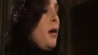 فانتازيا الخادمة: نيك مزدوج قوي مع قذف داخلي