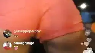 ابتسامة ضخمة بينما صديقها يحفر في فرجها المبلل بعمق