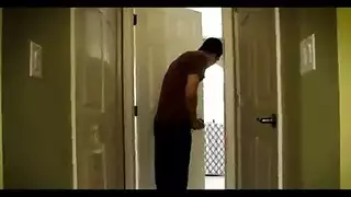 ام تساعد ابنها الصغير اللذي عند ١١ عام