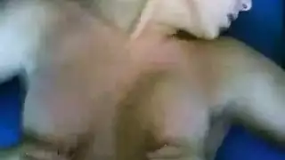 شقراء مراهقة قانونية تأخذ قضيبًا ضخمًا في كل الفتحات