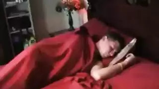 زوجة الأب تُقبض عليها على ركبتيها تخدم قضيب عارض مفتول ضخم