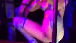 مدير ذو قضيب كبير يمارس الجنس مع مهبل مساعدته الضيق