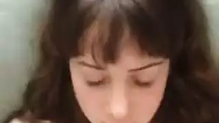 جمال الأزرق العينين يظهر لها شعر شعر مشعرات