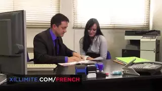 لانا العاهرة في المكتب تأخذ وجهها يُنادى وتنكّب بقوة في كسها الضيق