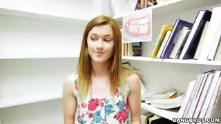 شقراء نارية تمتص قضيب رجل أكبر بعمق وشغف