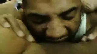 شاب يلحس كسها البنت