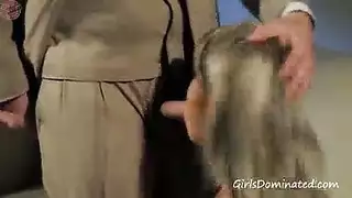 شقراء مراهقة تمارس الجنس القذر مع رجل عابر