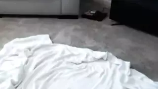 نجمة إباحية شقراء تمارس الجنس مع نفسها على كاميرا مباشرة وثدييها الصناعيين الضخمين