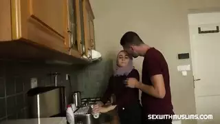 محجبة متمردة تأخذ زب صلب وتحب الركوب المحترف