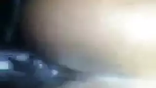 فتاة سمراء مشوية على القضيب تمص بينما تأخذ قضيبًا ضخمًا من الخلف