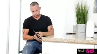 ام ينيكها ابنها فى المطبخ