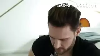 زوجة الأب تدخل على ابن الزوج وهو يشاهد أفلام إباحية صريحة