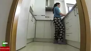 الزوجة الممحونة الممتلئة وزوجها ينيكها في المطبخ و هي تصنع الاكل ويصور اللقاء