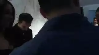 شريط إباحي: سمراء ترتدي الزي الرسمي تطيع كل أمر قذر