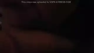 فتاة هواة ذات أثداء كبيرة تخلع ملابسها وتمص قضيب معلمها بعمق