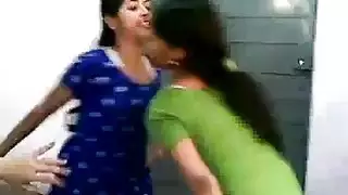 زوجة صديقي السمراء تريد ان تتناك