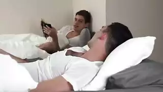 شاب مستقيم يضرب فرجها في ركوب عكسي