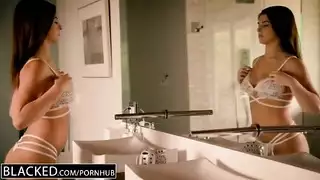 بنت صغيره تتناك من كسها ضيف