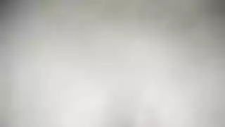 جماع فتاة مثيرة في فتحاتها الضيقة على سرير المساج الجلدي