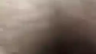 فتاة مثيرة في جوارب طويلة تأخذ قضيبًا ضخمًا