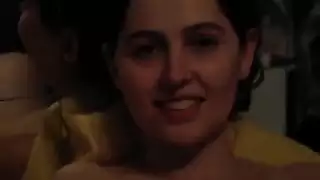 ساره تُمارس الجنس بذكرين في جنس جماعي