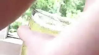 تفريغ المثانة على وجهها الجميل