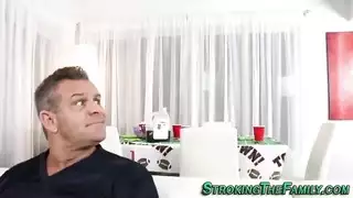 زوج أمي ينيكني نحبها فسرير