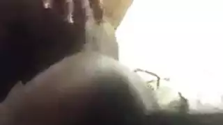 عاهرة الحارة تركب قضيباً وحشياً في جلسة جماع جماعي خشنة