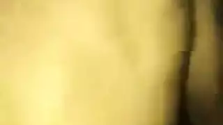 قضيب أسود ضخم يوسع فمها المتقيّء في مشهد إباحي