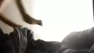 الفتاة الساخنة تزيل بطانتها اللزجة وتتحقق إذا كانت مليئة بالسائل المنوي