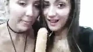 سحاقيات لاتينيات في جلسة إباحية جامحة مليئة بالألعاب