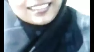 صديقة محجبة تتباهى بصدرها، ويتلقى ثدييها مسكاً قوياً