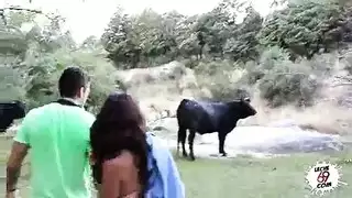 في سن المراهقة والراحة في جوارب يحصل على بعض كس وحميمة مع 3 إنها جيدة هذه الليلة