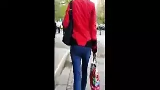 حركة كس مشعر: امرأة مجعدة الشعر ذات أثداء كبيرة تلمس نفسها حتى النشوة