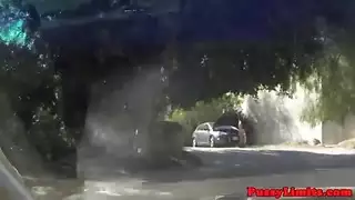 الرجل المسيطر يستولي على فرج العاهرة بضربات عميقة وحشية